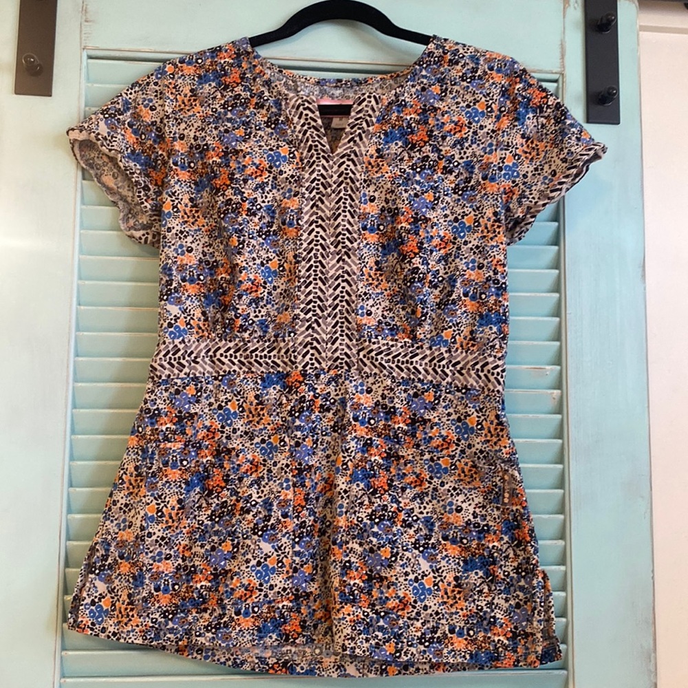 Stylish ladies Koi scrub top with two front pockets